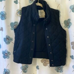 Aeropostale thick sleeveless puffer, cotton vest. LG